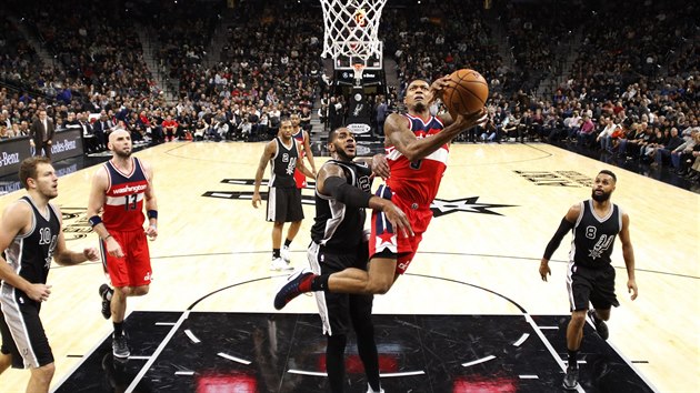 Bradley Beal z Washingtonu se sna o zakonen, fauluje ho LaMarcus Aldridge ze San Antonia.