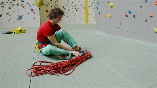 Adam Ondra je jako doma na skalch i umlch stnch.