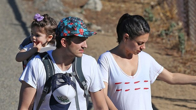 Ashton a Mila na rodinnm vlet s dcerou Wyatt. (16. srpna 2016)