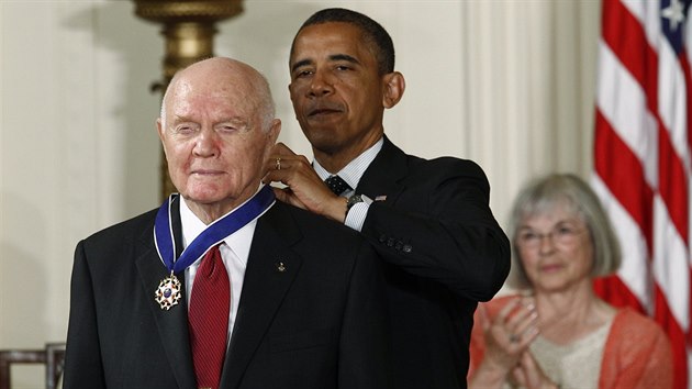 John Glenn dostal v roce 2012 od americkho prezidenta Baracka Obamy Medaili svobody.