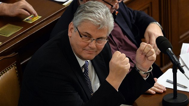 Ministr zdravotnictv Miloslav Ludvk dr palce schvlen protikuckho zkona (9.12.2016)