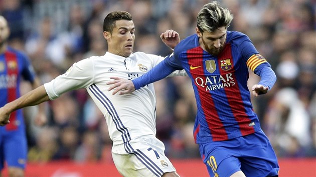 Cristiano Ronaldo se pokou zastavit svho velkho rivala Lionela Messiho bhem podzimnho El Clsica.