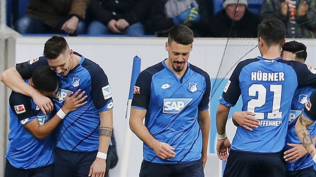 Fotbalist Hoffenheimu slav jednu ze ty branek do st Kolna nad Rnem.