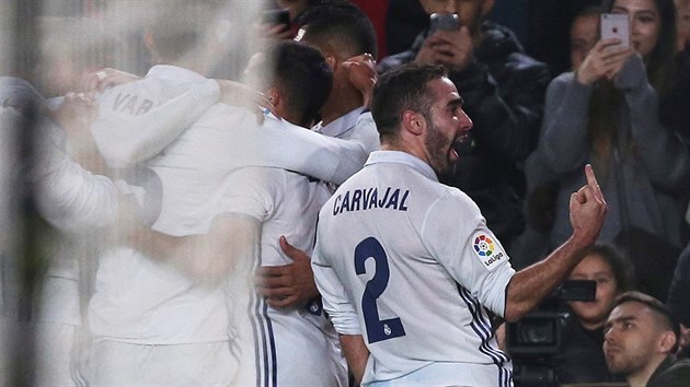 NEVHODN GESTO. Obrnce Realu Madrid Dani Carvajal ukzal fanoukm Barcelony zdvihnut prostednek.