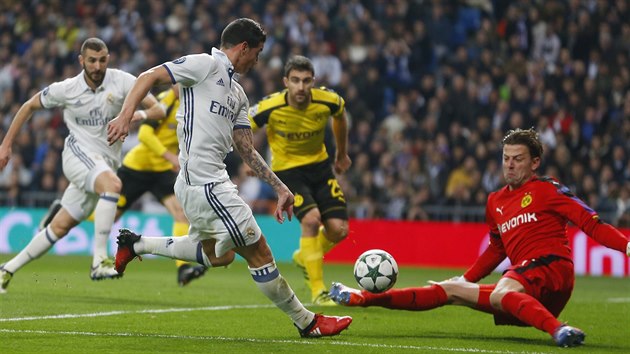 Brank Dortmundu Roman Weidenfeller likviduje anci Jamese Rodrgueze z Realu Madrid v utkn Ligy mistr.