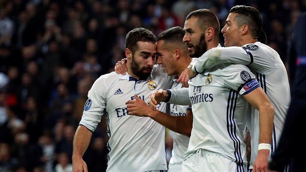 Fotbalist Realu Madrid se raduj z glu Karima Benzemy (vpedu) proti Dortmundu,