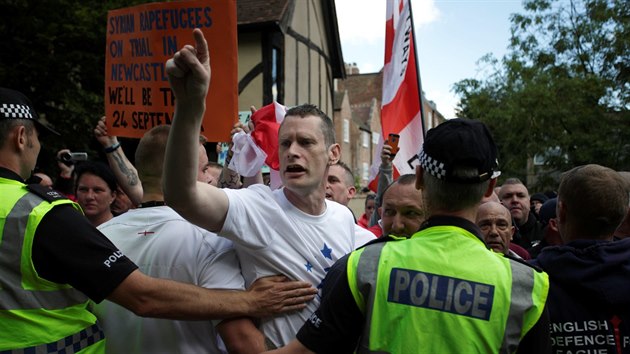 Stoupenci English Defence League pi protestech v srpnu letonho roku.