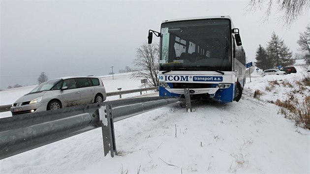 Problmy na silnicch na Vysoin mly tak autobusy.