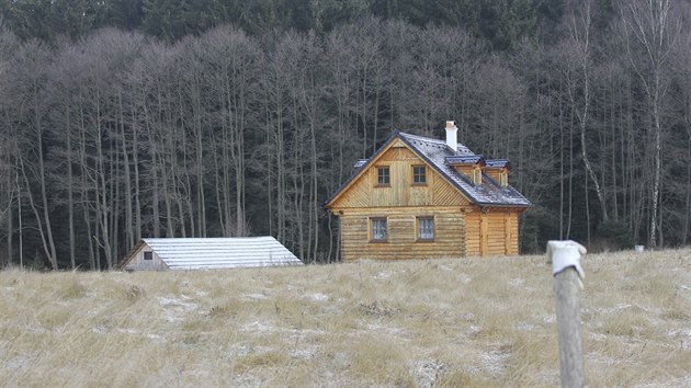 Devn stavba, v n m pr bydlet baa, stoj na krsnm mst v blzkosti rybnku.