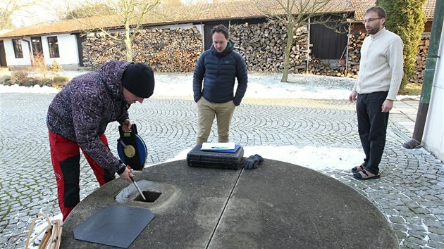 Pracovnci specializovan firmy v Kianov odebrali vzorky vody.