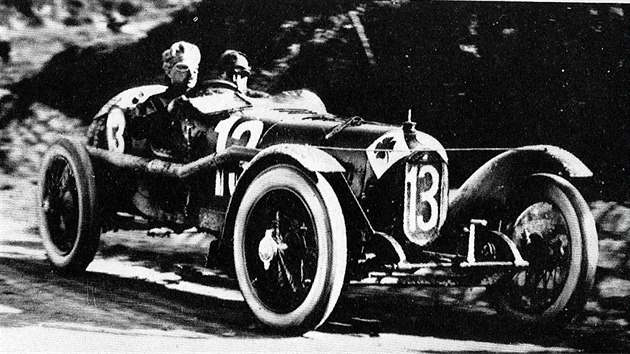 Sivocci si poprv nakreslil tylstek na kapotu sv Alfy Romeo RL ped startem zvodu Targa Florio. Navzdory smolnmu startovnmu slu 13 opravdu zvtzil.