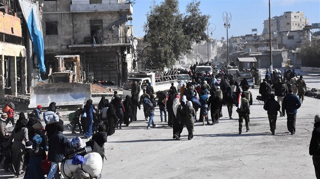Lid opoutj vchodn tvrt Aleppa a m do vldou kontrolovan oblasti (8. prosince 2016).