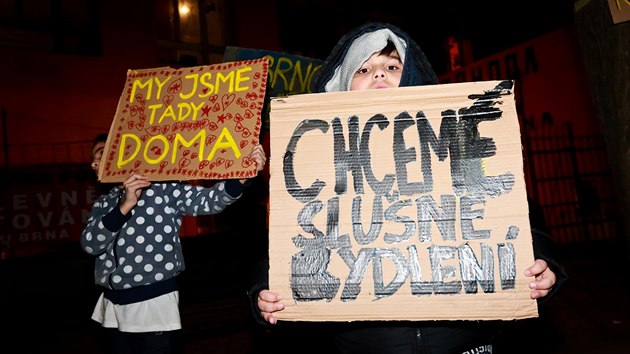 Iniciativa Chceme bydlet! uspodala v centru Brna demonstraci kvli situaci pevn romskch rodin z katastrln oblasti Zbrdovice, jim hroz vysthovn (6. prosince 2016).