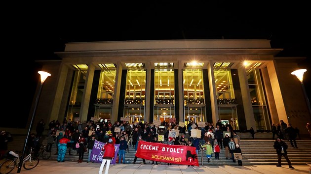 Iniciativa Chceme bydlet! uspodala v centru Brna demonstraci kvli situaci pevn romskch rodin z katastrln oblasti Zbrdovice, jim hroz vysthovn (6. prosince 2016).