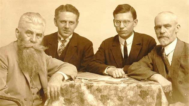 Hanns Hrbiger (vlevo) v roce 1927. Vedle nj sed Johann Robert Hrbiger, Engelbert Pigal a Edgar von Wahl.