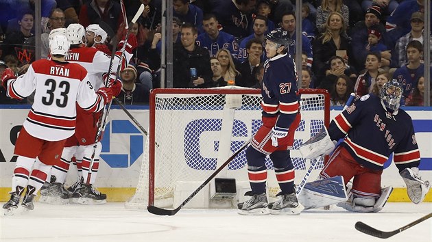 Hokejist Caroliny se raduj z glu ped pokoenm Henrikem Lundqvistem z New Yorku Rangers.