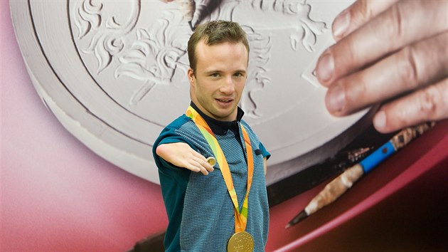 Arnot Petrek s minc i medail.