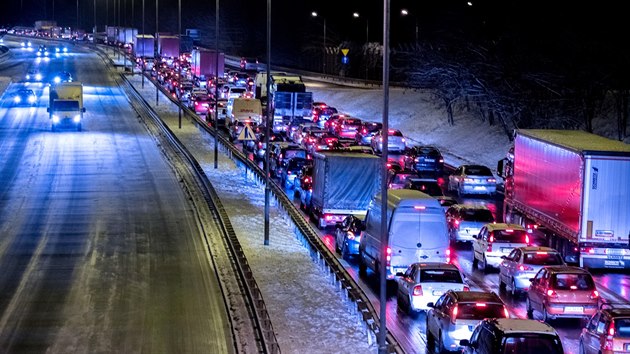 Siln snen ochromilo jih Polska. Snmek kolony je z rychlostn silnice u obce Swietochlowice.