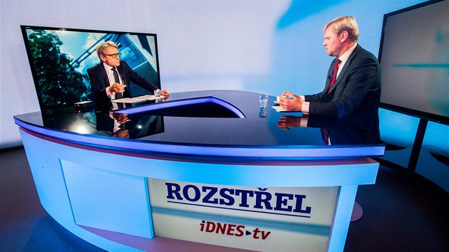 Petr Robejek a modertor Jaroslav Plesl v diskusnm poadu Rozstel na iDNES.tv (6. prosince 2016)