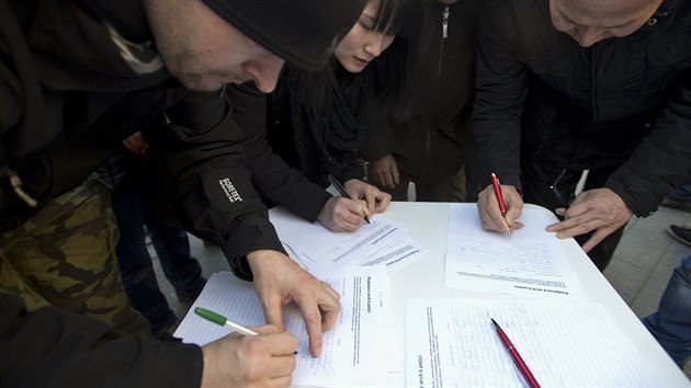 Asociace podnikatel a manaer uspodala 3. prosince v centru Prahy demonstraci a podepisovn petice proti zaveden elektronick evidence treb (3. prosince 2016).