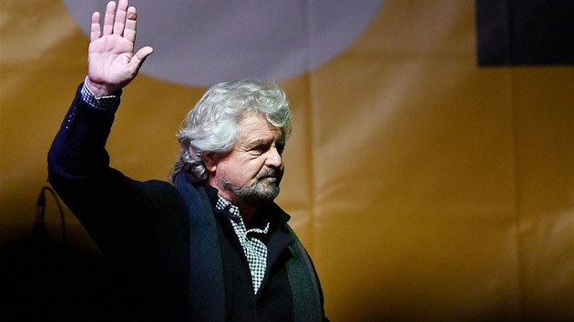 Ldr Hnut pti hvzd Beppe Grillo. V ppad odstoupen Renziho by mla jeho strana velkou anci uspt v pedasnch volbch (2. prosince 2016).