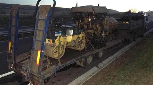 Na dlnici D4 se srazil nkladn automobil s podvalnkem s osobnm vozem. Dva nepipoutan pasai ze zadnho sedadla pi nrazu proletli pes idie a spolujezdce elnm sklem.