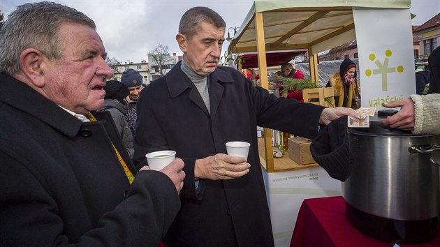 Valask mikulsk jarmek ve Valaskch Kloboukch na Zlnsku navtvil i ministr financ Andrej Babi (4. prosince 2016).