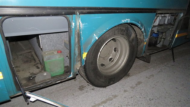 Snmek k ppadu ukradenho autobusu, s nm neznm pachatel ve stedu 7. prosince 2016 projel na umpersku nkolik obc. Cestou naboural do zastvky v obci Libina a ohnul zbradl na mostu.
