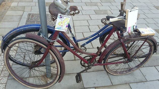 Nedaleko od prvnho reklamnho kola stoj dal dvojice starch bicykl se stejnou nabdkou k asti na akci.