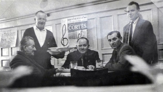 Host restaurantu U T knat na snmku z roku 1956.
