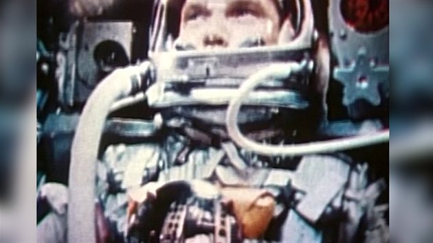 John Glenn na archivních zábrech pi cest na obnou dráhu