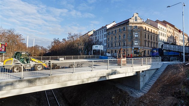 Dlnci by mli pustit auta na most v Korunovan ulici 10. prosince. Do Vnoc pak pracovnci zmiz pln (7.12.2016).