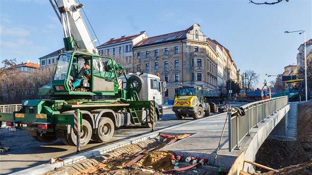 Stavba novho silninho mostu v ulici Korunovan na Praze 7