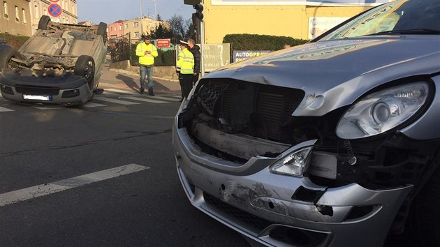 Po nehod t aut v prask vehlov ulici jedno z nich skonilo na stee (7.12.2016).