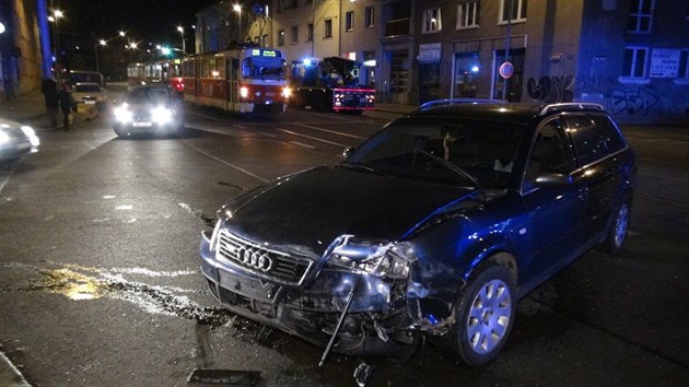 Po stetu dvou aut ve Stranicch skonilo jedno na stee (9.12.2016).