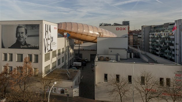 Vzducholo Gulliver byla postavna v Centru souasnho umn DOX v praskch Holeovicch. Je dlouh 42 metr a bude slouit jako prostor pro setkvn souasnho umn s literaturou (9.12.2016).