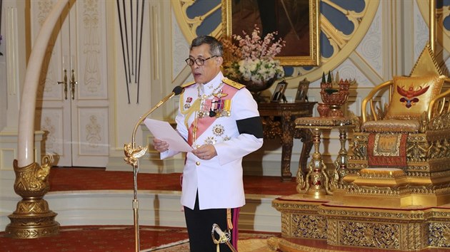 Nov krl Thajska Mah Vatirlongkn te projev pot, co pijal oficiln nabdku parlamentu na krlovsk ad (1. prosince 2016)