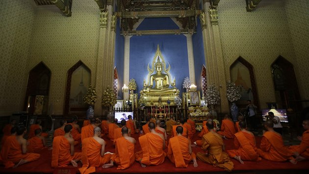 Buddhistit mnii se modl ped portrtem zesnulho krle Pchmipchona Adundta (1. prosince 2016)