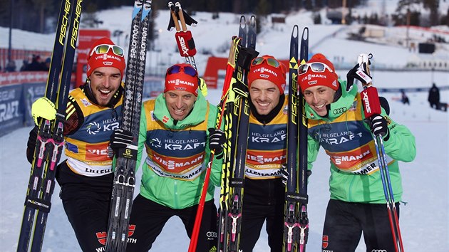 Nmet sdrueni (zleva) Johannes Rydzek, Bjrn Kircheisen, Eric Frentzel a Fabian Riessle a slav vtzstv v tmovm zvodu Svtovho pohru v Lillehammeru.