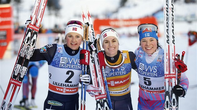 Druh Ingvild Flugstad stbergov (vlevo), vtzka Heidi Wengov a tet Krista Prmkoskiov (vpravo) po sthacm zvodu na 10 kilometr klasicky v Lillehammeru.