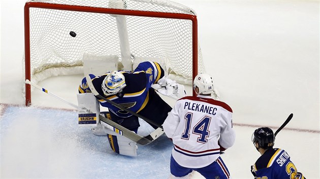 Tom Plekanec z Montrealu pekonal branke St. Louis Jakea Allena.