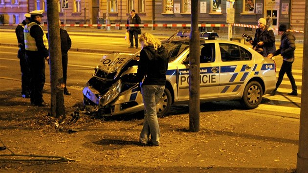 Na Chodskm nmst v Plzni havarovalo policejn auto. Stetlo se s osobnm autem, kter nraz odhodil na chodce. (8. prosince 2016)