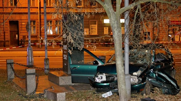 Na Chodskm nmst v Plzni havarovalo policejn auto. Stetlo se s osobnm autem, kter nraz odhodil na chodce. (8. prosince 2016)