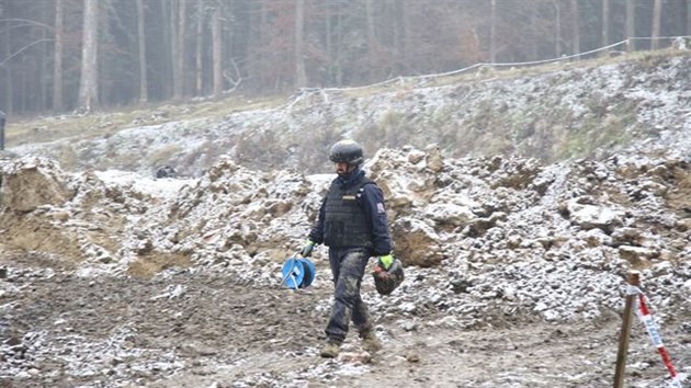 Pyrotechnici v epicentru vbuchu prvnho muninho skladu ve Vrbticch. (1. 12. 2016)