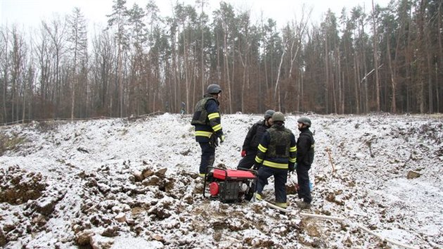 Pyrotechnici v epicentru vbuchu prvnho muninho skladu ve Vrbticch.