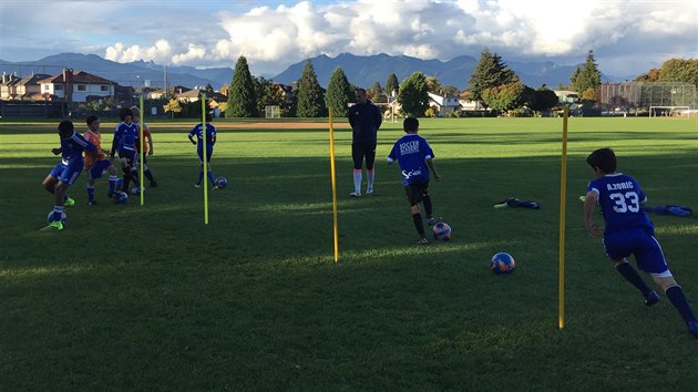 Zdenk Klesnil trnuje mlad fotbalisty v kanadskm Vancouveru.