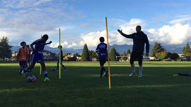 Zdenk Klesnil trnuje mlad fotbalisty v kanadskm Vancouveru.