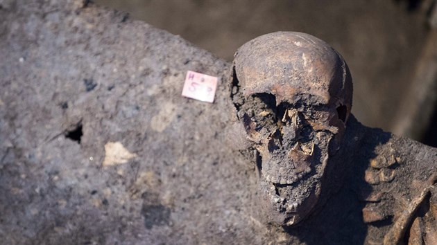 Archeologov nyn zkoumaj i stovky let star hroby po obvodu kostnickch zd (2.12.2016)