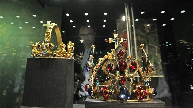 V Ostravskm muzeu jsou v souasnosti k vidn korunovan klenoty panovnk z celho svta.