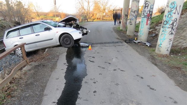 Mu ve ternberku po nvtv restaurace sedl do auta, nedaleko dostal smyk a narazil do betonovho pile. Z msta nehody se pot vrtil zpt do restaurace, policist mu namili 1,6 promile.